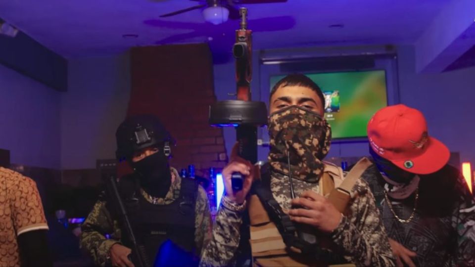 Este nuevo género fusiona los ritmos tradicionales de la cumbia con letras inspiradas en la narcocultura y la vida del crimen organizado.