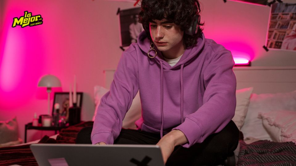 Kick se destaca por ofrecer mayores ingresos a los creadores y una comunidad más flexible, ganando popularidad frente a Twitch y YouTube.