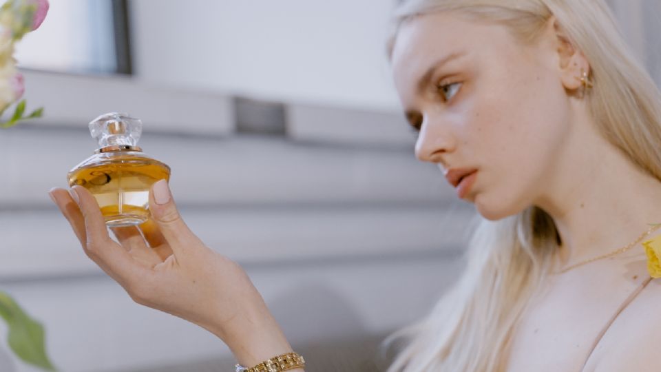 Los mejores perfumes cítricos para mujer ideales de usar este otoño 2025