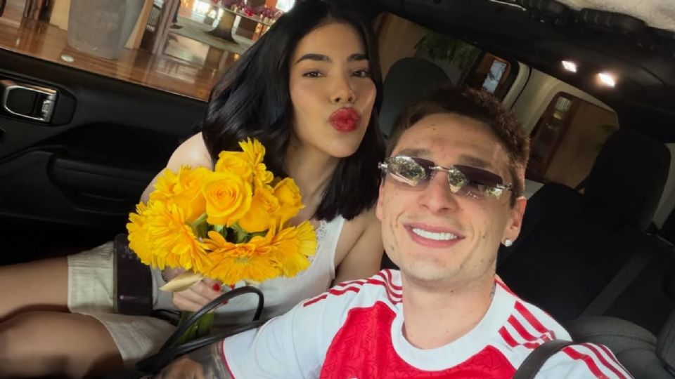 Kenia Os exhibe a Peso Pluma viendo un partido de fútbol en sus vacaciones