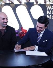 Foto descriptiva de: Raúl Hernández Jr firma con Warner Music México