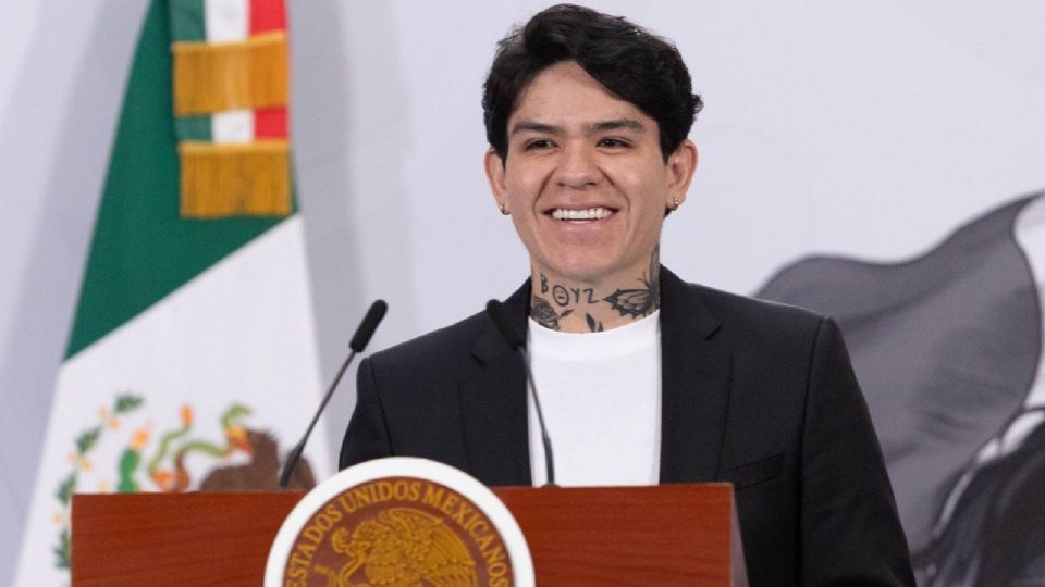 Junior H revela como serán sus canciones tras su alianza con la presidenta