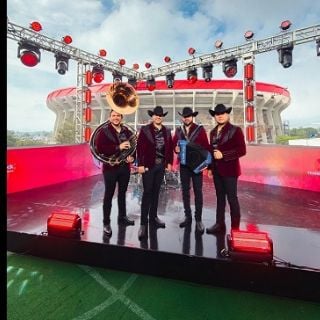 Calibre 50 tiene electrizante presentación en el “Desfile de celebración mundial”
